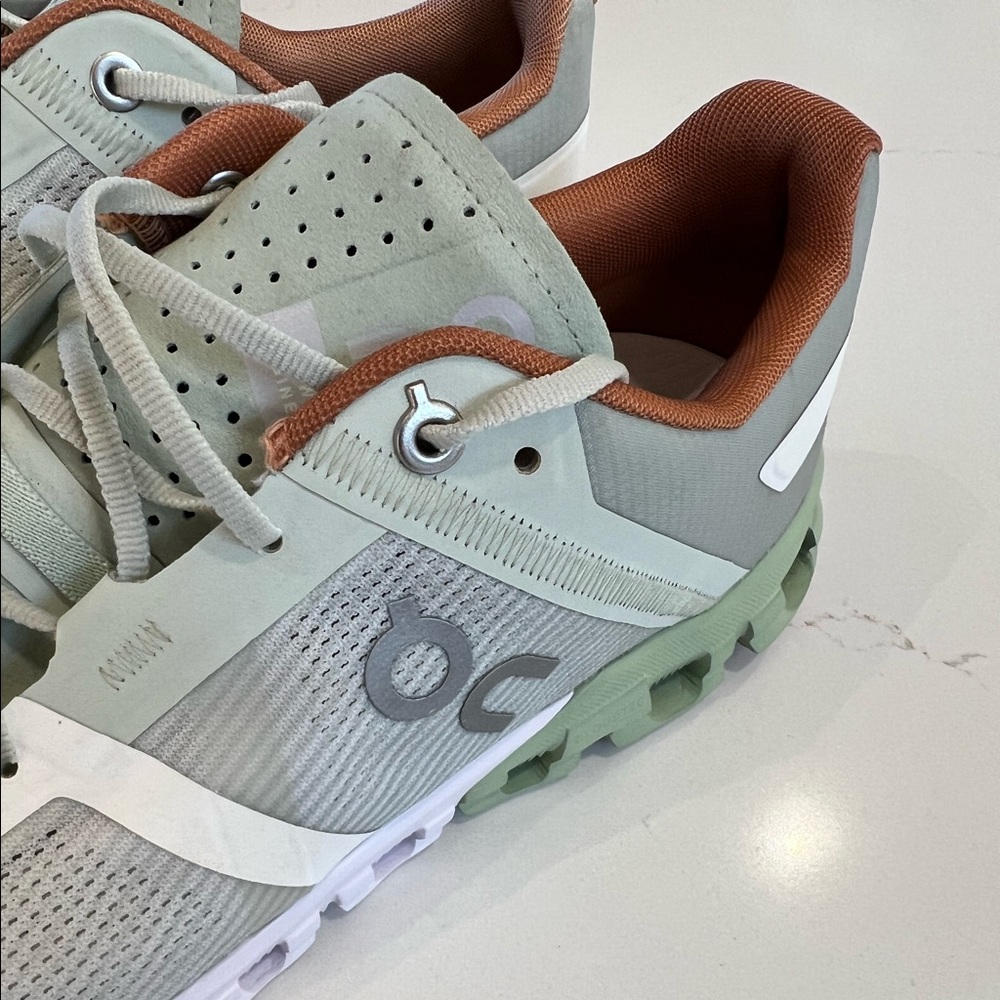 On Running Cloudflow shoes, Aloe/White, size 10 - Picture 8 of 9